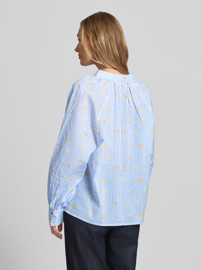 Frauenmodel trägt Relaxed Fit Bluse mit V-Ausschnitt von Christian Berg Woman, Reine Baumwolle, Allover-Look, Stehkragen, Ganzkörperansicht Rückansicht.