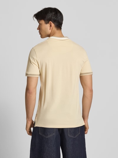 Männermodel trägt Regular Fit Poloshirt mit Label-Stitching Modell 'EVO' von Blend, Reine Baumwolle, Rückenlänge 72 cm, Ganzkörperansicht Rückansicht