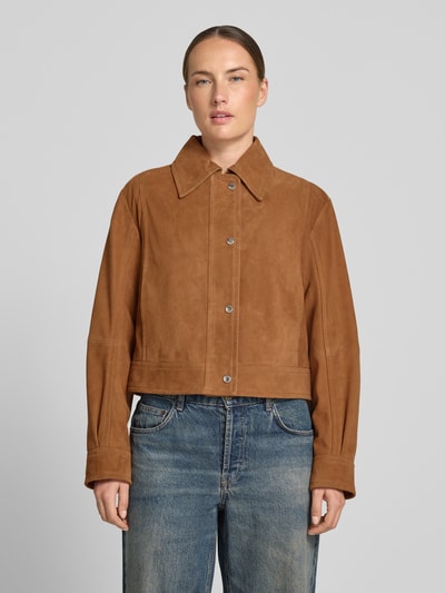 Kobiece model prezentuje kurtkę skórzaną krój regular fit z koziej skóry model 'C_SALISA 60' od BOSS Orange w kolorze brązowym, gładka tekstura, przód, zdjęcie całopostaciowe