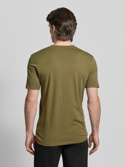 Männermodel trägt Regular Fit T-Shirt aus reiner Baumwolle Modell 'DULIVIO' von HUGO in Optik: Unifarben, Rückenansicht Ganzkörperansicht.