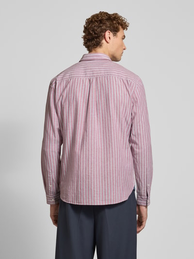 Männermodel trägt Regular fit Heren vrijetijdsoverhemd uit puur katoen van MCNEAL met labelstitching, Button-downkraag, 1-knoop manchet, ruglengte maat M 76 cm, schouderbreedte 48 cm, mouwlengte 66 cm, rode en witte strepen, fijn geweven structuur, Ganzkörperansicht Rückansicht.