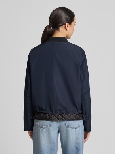 Vrouwenmodel draagt Jacke mit Stehkragen und Reißverschlusstaschen van Gil Bret in regular fit, donkerblauw, volledige rugaanzicht