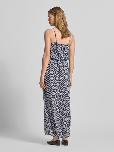 Frauenmodel trägt Maxikleid aus Crêpe Modell 'WINNER LIFE' von Only mit Floralem-Allover-Muster, Maxi-Länge, Ganzkörperansicht Rückansicht.
