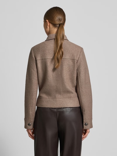Männermodel trägt Regular Fit Jacke aus Viskose-Mix mit Woll-Anteil von Betty Barclay, beżowy, prosta forma, kieszenie na piersi, kołnierz wykładany, zapięcie na guziki, długość tyłu w rozmiarze 36: 53 cm, szerokość w rozmiarze 36: 51 cm, długość rękawa w rozmiarze 36: 62 cm, tekstura miękka, widok całej sylwetki od tyłu.