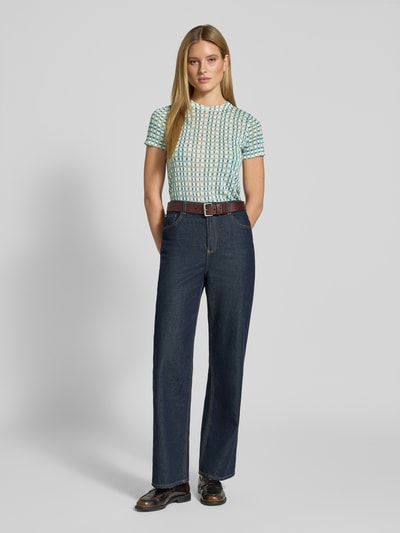 Frauenmodel trägt Strickshirt aus Viskose-Mix im Allover-Look von Jake*s Collection, Regular Fit, Rundhalsausschnitt, Ganzkörperansicht von vorne