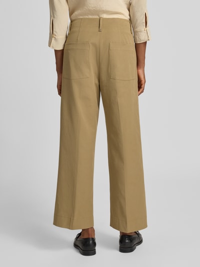 Frauenmodel trägt Hose mit Längsnähten von Luisa Cerano in Beige mit Eingrifftaschen, Gesäßtaschen, Wide Leg, Ganzkörperansicht Rückansicht.
