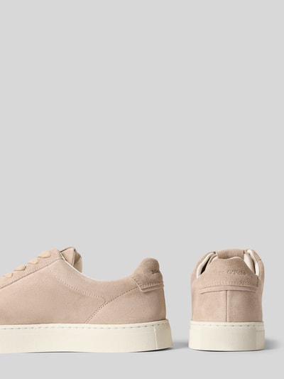 Produktfoto, Low Top Sneaker aus reinem Rindsleder von Marc O'Polo in Beige, unifarben, runde Spitze, flache Sohle, Veloursleder, Labeldetails.