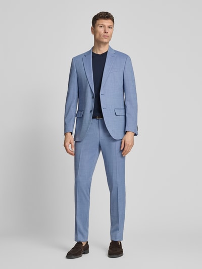 Männermodel trägt Anzughose mit Bügelfalten Modell 'Ryan' von Pierre Cardin, Slim-Fit, Strukturmuster, hellblau, Ganzkörperansicht von vorne. Bundweite bei Größe 50: 46 cm, Innenbeinlänge bei Größe 50: 81 cm.