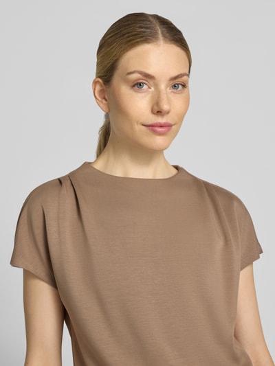 Kobiece modelka nosi Relaxed Fit T-Shirt ausViskose-Mix od s.Oliver BLACK LABEL, jasnobrązowy kolor, gładka tekstura, zbliżenie górnej części ciała
