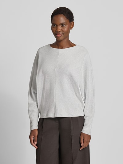Frauenmodel trägt Sweatshirt mit U-Boot-Ausschnitt Modell 'Kerika' von someday, hellgraue Farbe, Baumwoll-Mix, Loose Fit, Ganzkörperansicht von vorne.