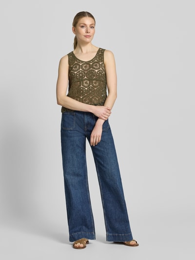 Frauenmodel trägt Regular Fit Blusentop aus Baumwoll-Mix Modell 'ELSA' von Vero Moda, Optik: Unifarben, Länge: Cropped, Häkelspitze, U-Ausschnitt, Ärmelform: Ohne, Ganzkörperansicht von vorne.