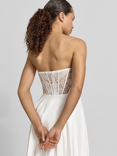 Frauenmodel trägt Brautkleid mit Ziersteinbesatz von Laona, Semitransparenz, Florales-Muster, Taillierte Passform, Schulterfrei, Ganzkörperansicht Rückansicht.