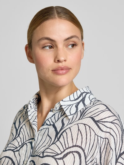 Kobiece model prezentuje Relaxed Fit bluzka w wzór na całej powierzchni model 'Fashell' od OPUS, mieszanka wiskozy, kołnierzyk koszulowy, rękaw o dł. 3/4, długość tyłu w rozmiarze 36: 57 cm, długość rękawa w rozmiarze 36: 40 cm, zbliżenie na górną część ciała.