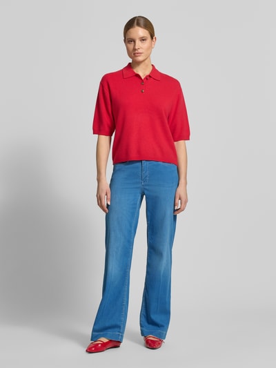 Kobiece modelka nosi Wide Leg Jeans mit Eingrifftaschen Modell 'Dream' von MAC, mieszanka bawełny i modalu, niebieski kolor, szerokość w rozmiarze 36/32: 38 cm, długość wewnętrzna nogawki 83 cm, wpuszczane kieszenie, widok całej sylwetki z przodu.