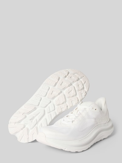 Produktfoto, białe sneakersy z detalem z logo, zaokrąglony krój, profilowana podeszwa, model 'Kawana' od HOKA, wysokość obcasa 4 cm, wysokość cholewki 6 cm, szerokość w rozmiarze 40: 10 cm