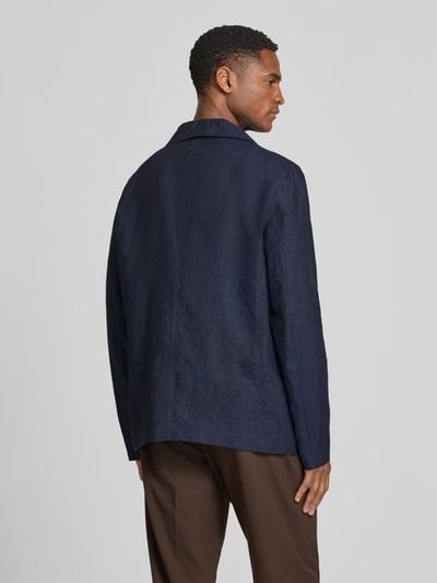 Männermodel trägt Hemdjacke aus Leinen mit Pattentaschen von Zuitable, Regular-Fit, Reverskragen, Rückenlänge bei Größe M 71 cm, Ganzkörperansicht Rückansicht.