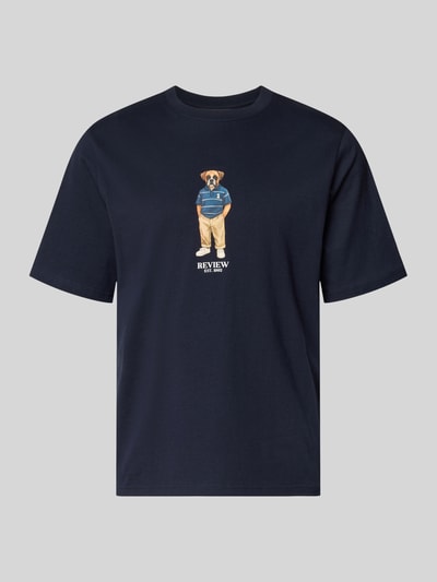 Produktfoto, męski t-shirt T-Shirt mit Motiv-Print und Rundhalsausschnitt von REVIEW, bawełna, krój regular fit, nadruk z motywem, okrągły dekolt, długość tyłu w rozmiarze M: 64 cm, kolor granatowy, prosty fason
