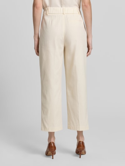 Vrouwenmodel draagt Cropped broek met persplooien model 'Cisan Flow' van Someday, mix van katoen en elastaan, kort, binnenbeenlengte bij maat 36: 67 cm, bandwijdte bij maat 36: 43 cm, crèmekleur, recht model, gladde textuur, geheel beeld achteraanzicht.