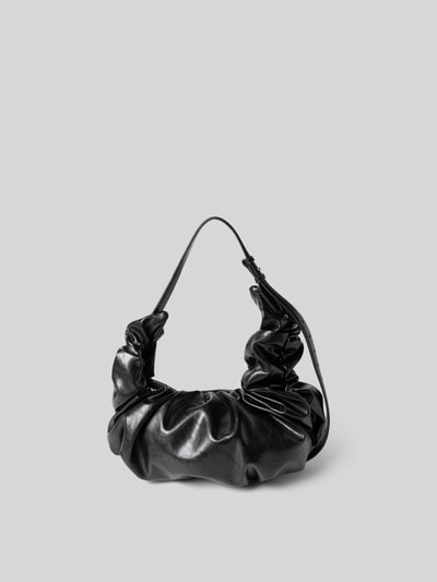 Produktfoto, schwarze Shoulder Bag mit Raffungen von Diesel, Damen Schultertasche in Leder-Optik mit verstellbarem Schulterriemen und Reißverschluss, Hauptfach sowie Reißverschlussfach auf der Innenseite, Maße ca. 50 cm Breite, 29 cm Länge, 18 cm Tiefe.