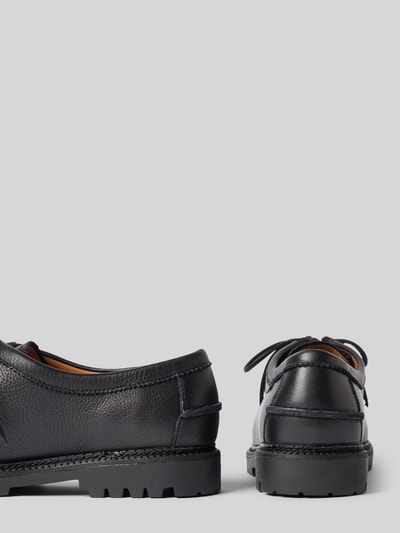 Produktfoto, schwarze Schnürschuhe aus echtem Rindsleder Modell 'JETT APRON' von Polo Ralph Lauren, grobe Sohle, strukturierte Oberfläche