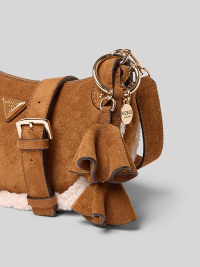Produktfoto, Handtasche mit Teddyfell Modell 'KATIE' von GUESS in Leder-Optik mit Label-Applikation, braune und cremefarbene Textur