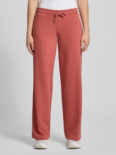 Frauenmodel trägt Sweatpants mit Tunnelzug von REVIEW in Koralle, Baumwoll-Mix, Gerader-Schnitt, Elastischer-Bund, Ganzkörperansicht von vorne.