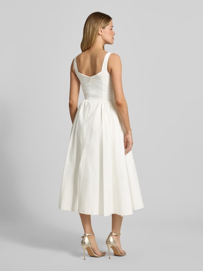 Frauenmodel trägt Cocktailkleid mit rückseitigem Reißverschluss von Jake*s Cocktail in Weiß, Baumwoll-Mix mit Stretch-Anteil, A-Linie, Midikleid, Rückansicht Ganzkörperansicht. Rückenlänge Größe 36: 123 cm, Brustweite: 40 cm.