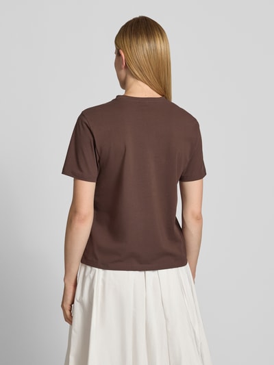 Frauenmodel trägt T-Shirt mit Rundhalsausschnitt Modell 'NORA' von VILA aus Baumwoll-Elasthan-Mix, Regular-Fit, Rückansicht, Rückenlänge bei Größe S: 60 cm.