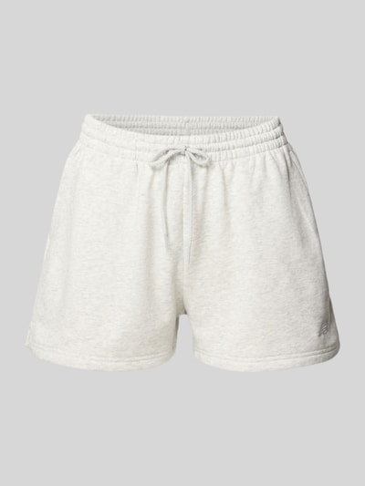Produktfoto, Sweatshorts mit Eingrifftaschen von New Balance aus Baumwoll-Mix in Hellgrau, Regular-Fit, elastischer Bund mit Kordelzug, Struktur weich