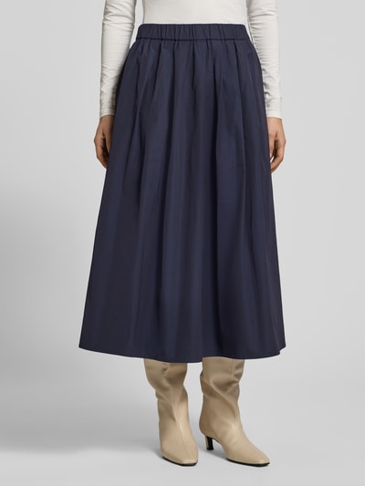 Vrouwenmodel draagt Midirock mit elastischem Bund van Christian Berg Woman Selection, donkerblauw, A-lijn, katoenmix, geplooid, frontaal heupshot.