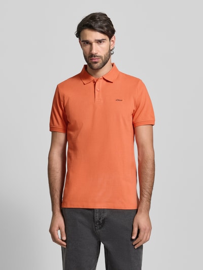 Männermodel trägt Regular Fit Poloshirt aus reiner Baumwolle von s.Oliver RED LABEL, unifarben, Piqué-Textur, Ganzkörperansicht von vorne.