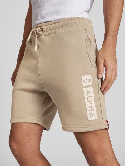 Alpha Industries Regular fit sweatshorts met labelprint Zand - 3