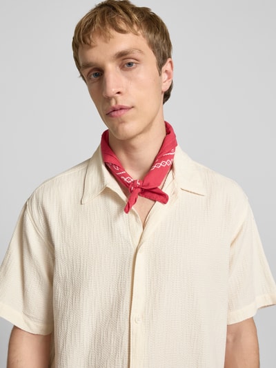 Männermodel trägt Regular Fit Freizeithemd mit Strukturmuster Modell 'MONTAUK' von Jack & Jones, cremefarben, reine Baumwolle, Nahaufnahme Oberkörper.