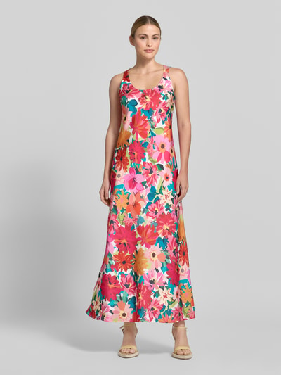 Kobiece modelka nosi Maxikleid mit floralem Allover-Print von ROBE LÉGÈRE, dopasowany krój, okrągły dekolt, bez rękawów, długość tyłu w rozmiarze 36: 140 cm, szerokość w rozmiarze 36: 45 cm, różowe i pomarańczowe kwiaty, gładka tekstura, widok całej sylwetki z przodu.