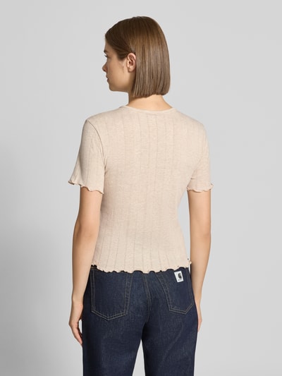 Frauenmodel trägt Slim Fit T-Shirt aus Baumwoll-Mix Modell 'TENNA' von ONLY in Beige, dezente Rippstruktur, dunkle Jeans, Ganzkörperansicht Rückansicht, Damen T-Shirt von ONLY.