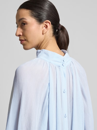 Frauenmodel trägt Loose Fit Langarmbluse aus reiner Viskose Modell 'AFFETTO' von MAX&Co., Optik: Unifarben, Crépon-Textur, Nahaufnahme Rückansicht.