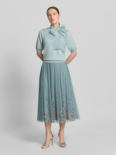 Frauenmodel trägt Strickshirt mit Schluppe aus Chiffon von Zero in Hellblau, Viskose-Mix, Körpernaher-Schnitt, Gerippte-Abschlüsse, 1/2-Arm, Ganzkörperansicht von vorne