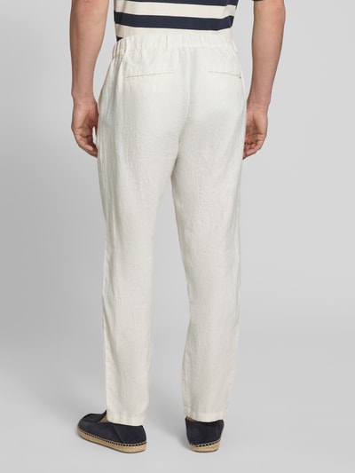 Männermodel trägt Leinenhose mit Eingrifftaschen Modell 'Pandrup' von Casual Friday in Offwhite, lockerer Schnitt, Ganzkörperansicht Rückansicht.