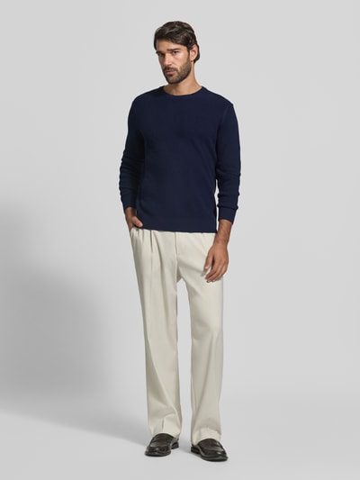 Męski model nosi Pullover aus Woll-Kaschmir-Mix Modell 'Rick' od BRAX, kolor melanżowy, dzianinowa faktura, okrągły dekolt, długi rękaw, ściągacze na rękawach i dole, materiał: mieszanka wełny i kaszmiru, pełny widok z przodu