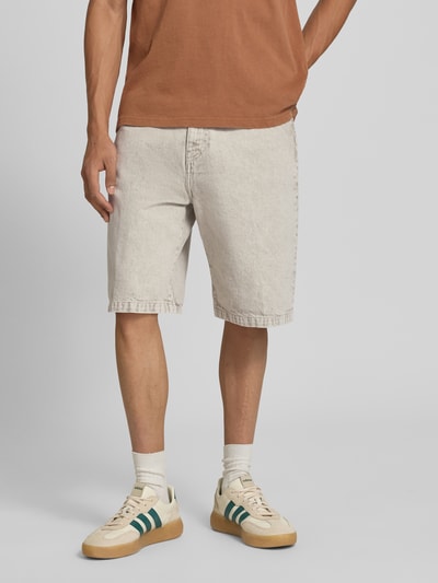 Männermodel trägt Jeansshorts mit Eingrifftaschen Modell 'Smithfield' von Carhartt Work In Progress in heller Waschung, Reine Baumwolle, Relaxed-Fit, Ganzkörperansicht von vorne. Bundweite bei Größe 32: 45 cm, Innenbeinlänge 28 cm.