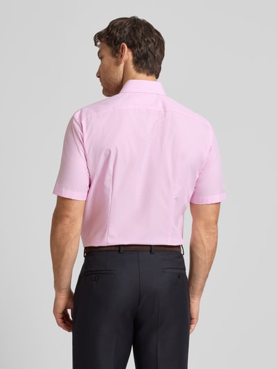 Männermodel trägt Regular Fit Business-Hemd mit Kentkragen und Brusttasche von OLYMP in Rosa, Reine Baumwolle, Ganzkörperansicht Rückansicht. Rückenlänge bei Größe 40: 70 cm, Schulterbreite bei Größe 40: 43 cm, Ärmellänge bei Größe 40: 27 cm.