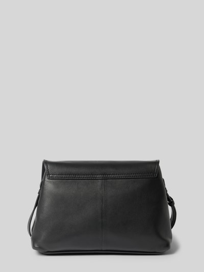 Produktfoto, Crossbody Bag mit Logo-Prägung Modell 'Hera' von LIEBESKIND BERLIN, czarny kolor, główna komora z klapą, smukły pasek na ramię, zamek błyskawiczny, Szerokość w rozmiarze 1: 24 cm, długość: 18 cm, głębokość: 13 cm, długość paska: 123 cm