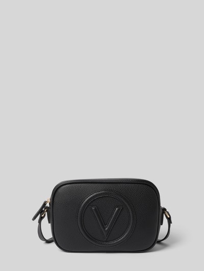 Produktfoto, Camera Bag mit Logo-Detail Modell 'Covent' von VALENTINO BAGS, czarna fakturowana skóra, złote detale, prostokątny kształt, główna komora na zamek, wąski pasek na ramię, szerokość 23 cm, wysokość 16 cm, głębokość 9 cm, pasek 132 cm