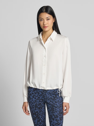 Frauenmodel trägt Regular Fit Bluse mit Tunnelzug von Marc Cain, weiße Knopfleiste, Hemdblusenkragen, fließendes Material, Ganzkörperansicht von vorne.