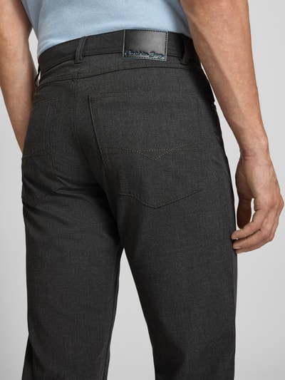 Mężczyznę nosi Comfort Fit Hose mit Eingrifftaschen von Christian Berg Men, mieszanka materiałów z dodatkiem wiskozy, kieszenie z tyłu, detal tylnej części, zbliżenie na biodra