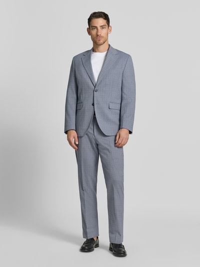 Männermodel trägt Regular Fit Anzughose aus Woll-Mix Modell 'DUKE' von SELECTED HOMME in Melange-Optik, Ganzkörperansicht von vorne.