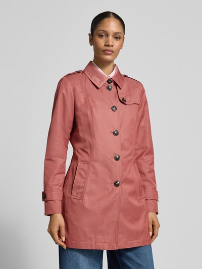 Frauenmodel trägt Trenchcoat mit Ärmelriegeln von Fuchs Schmitt in Rosa, Regular Fit, Umlegekragen, Knopfleiste, Eingrifftaschen, Ganzkörperansicht von vorne.