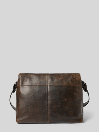 Produktfoto, Crossbody Bag aus echtem Leder Modell 'Fiona' von LIEBESKIND BERLIN, braun, mit Überschlag, Magnetverschluss, Logo-Prägung.