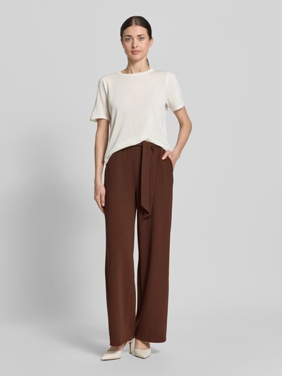 Vrouwenmodel draagt Wide Leg Pants met Bindegürtel van Zero, bruin, materiaalmix met stretch, elastische band, strookzak aan de achterkant, wide fit, binnenbeenlengte 78 cm, bandwijdte maat 36 36 cm, strikceintuur, volledig lichaamsaanzicht van voren.