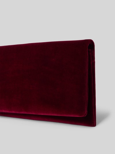 Productfoto, clutch uit echt leer van Abro, diep bordeauxrood, rechthoekige vorm, zachte textuur, Hoofdvak met omslag en magneetsluiting, ritsvak binnenin, labeldetail binnenkant, Breedte maat 1: 23 cm, Lengte maat 1: 14 cm, Diepte maat 1: 4 cm.
